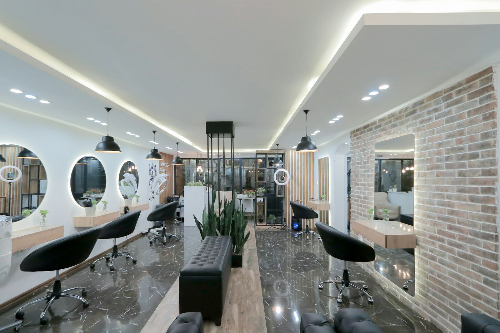 Aydınlık ve modern bir kuaför salonu